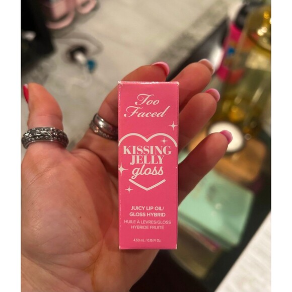 Too faced, kissing jelly hydrating juicy lip oil gloss in raspberry BNIB - Picture 6 of 9